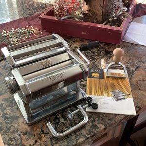 Maracato Atlas Pasta Maker W/instruction guide, counter Mount & Ravioli Press.